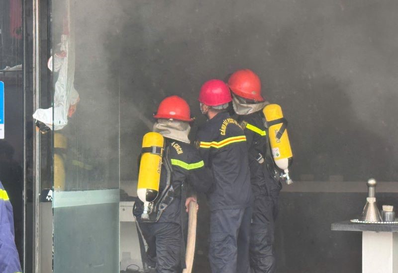 Lực lượng chức năng nỗ lực dập lửa.