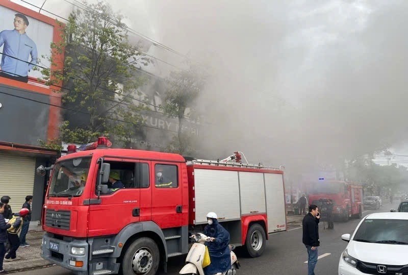 Khói đen bao trùm toàn bộ cửa hàng.