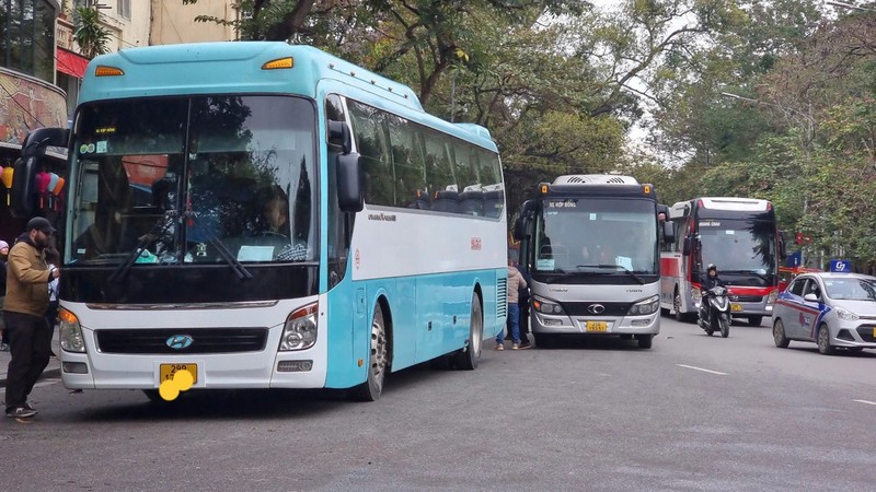 Từ ngày 1/3 cấm triệt để xe ô tô từ 16 chỗ di chuyển vào khu vực hồ Hoàn Kiếm và phố cổ. (Ảnh minh họa)