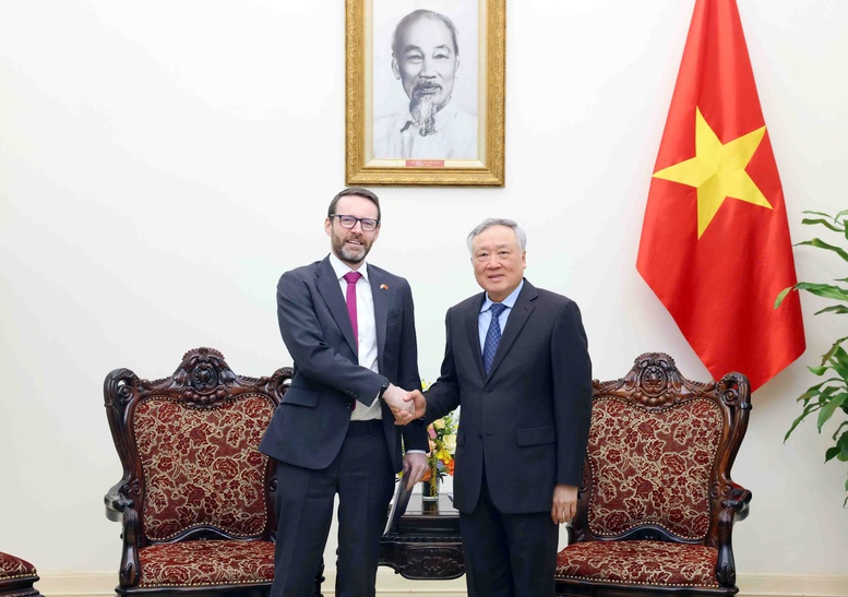 Phó Thủ tướng Thường trực Chính phủ Nguyễn Hòa Bình và Đại sứ Anh tại Việt Nam Iain Frew - Ảnh: VGP/Nguyễn Hoàng