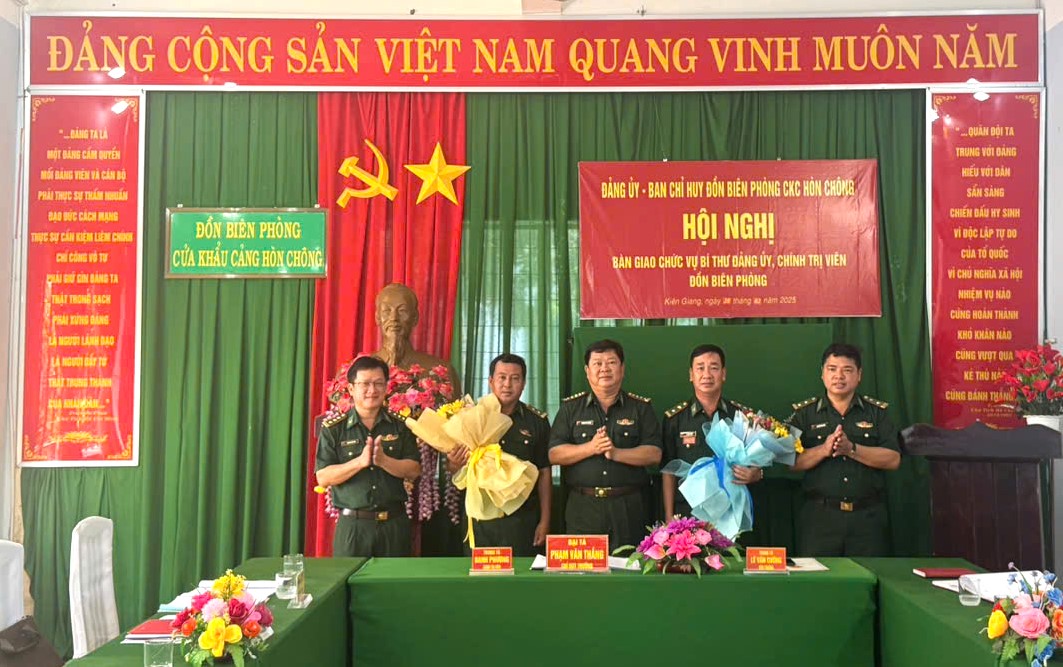 Đại tá Phạm Văn Thắng, (đứng giữa) phó Bí thư Đảng ủy, Chỉ huy trưởng Bộ đội Biên phòng tỉnh Kiên Giang tặng hoa chúc mừng trung tá Danh Phương (thứ 2 từ trái qua)