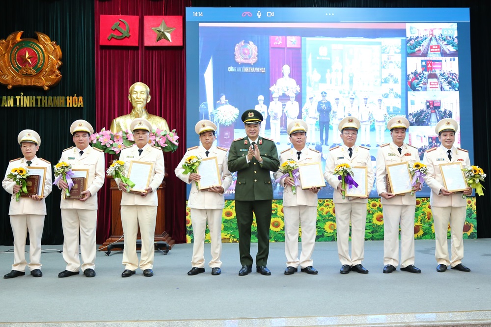 Thiếu tướng Trần Phú Hà, Ủy viên Ban Thường vụ Tỉnh ủy, Giám đốc Công an tỉnh trao quyết định cho 8 đồng chí nghỉ công tác trước hạn tuổi.