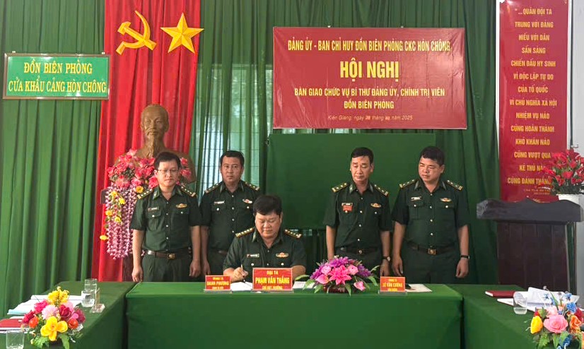 Đại tá Phạm Văn Thắng, phó Bí thư Đảng ủy, Chỉ huy trưởng Bộ đội Biên phòng tỉnh Kiên Giang, ký xác nhận biên bản bàn giao.