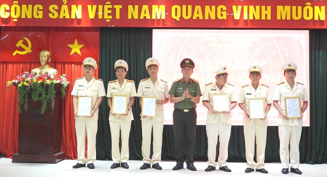 Trao các quyết định điều động, bố trí công tác cho chỉ huy các đội nghiệp vụ của Công an quận Hải Châu