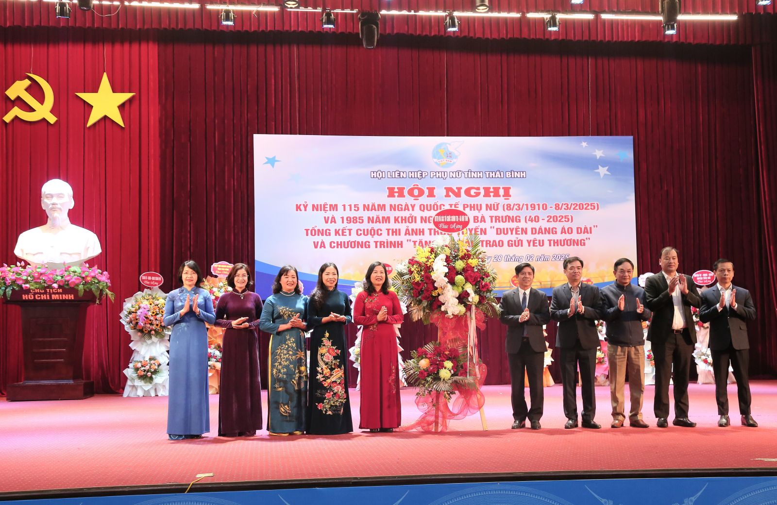 Đại diện các ban, ngành, đoàn thể của tỉnh tặng hoa chúc mừng cán bộ, hội viên phụ nữ tỉnh. Đại diện các ban, ngành, đoàn thể của tỉnh tặng hoa chúc mừng cán bộ, hội viên phụ nữ tỉnh.