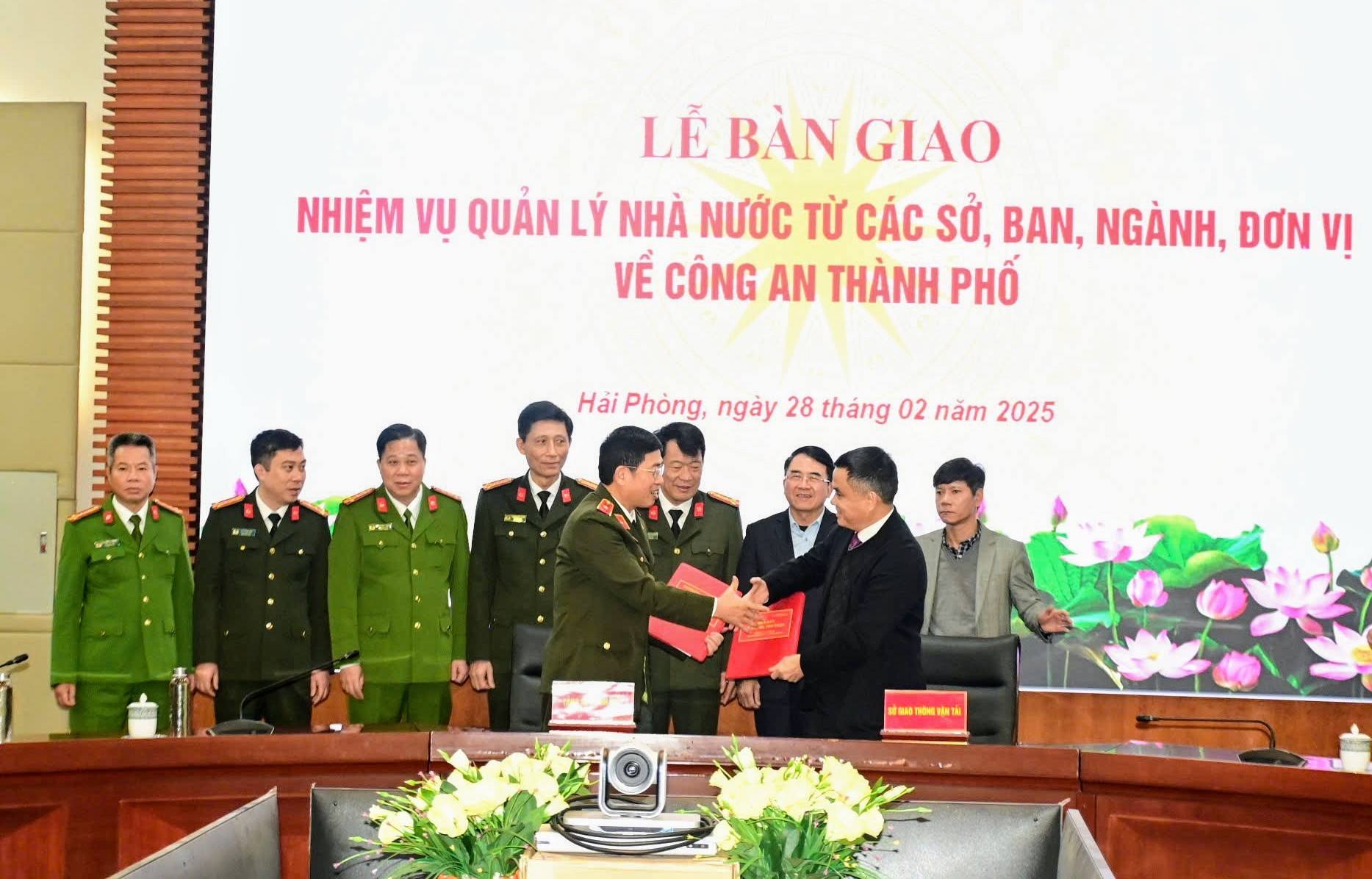 B&agrave;n giao nhiệm vụ về s&aacute;t hạch, cấp Giấy ph&eacute;p l&aacute;i xe cơ giới đường bộ.