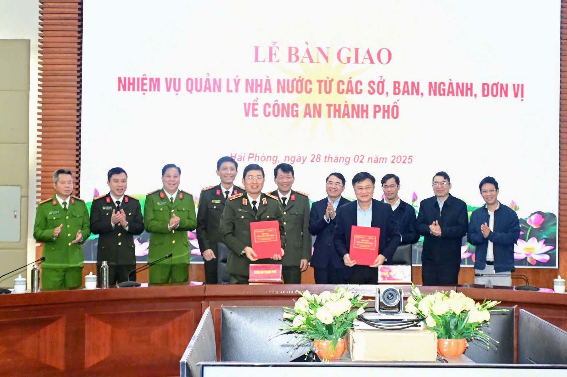 B&agrave;n giao nhiệm vụ quản l&yacute; nh&agrave; nước về an to&agrave;n, an ninh th&ocirc;ng tin mạng.