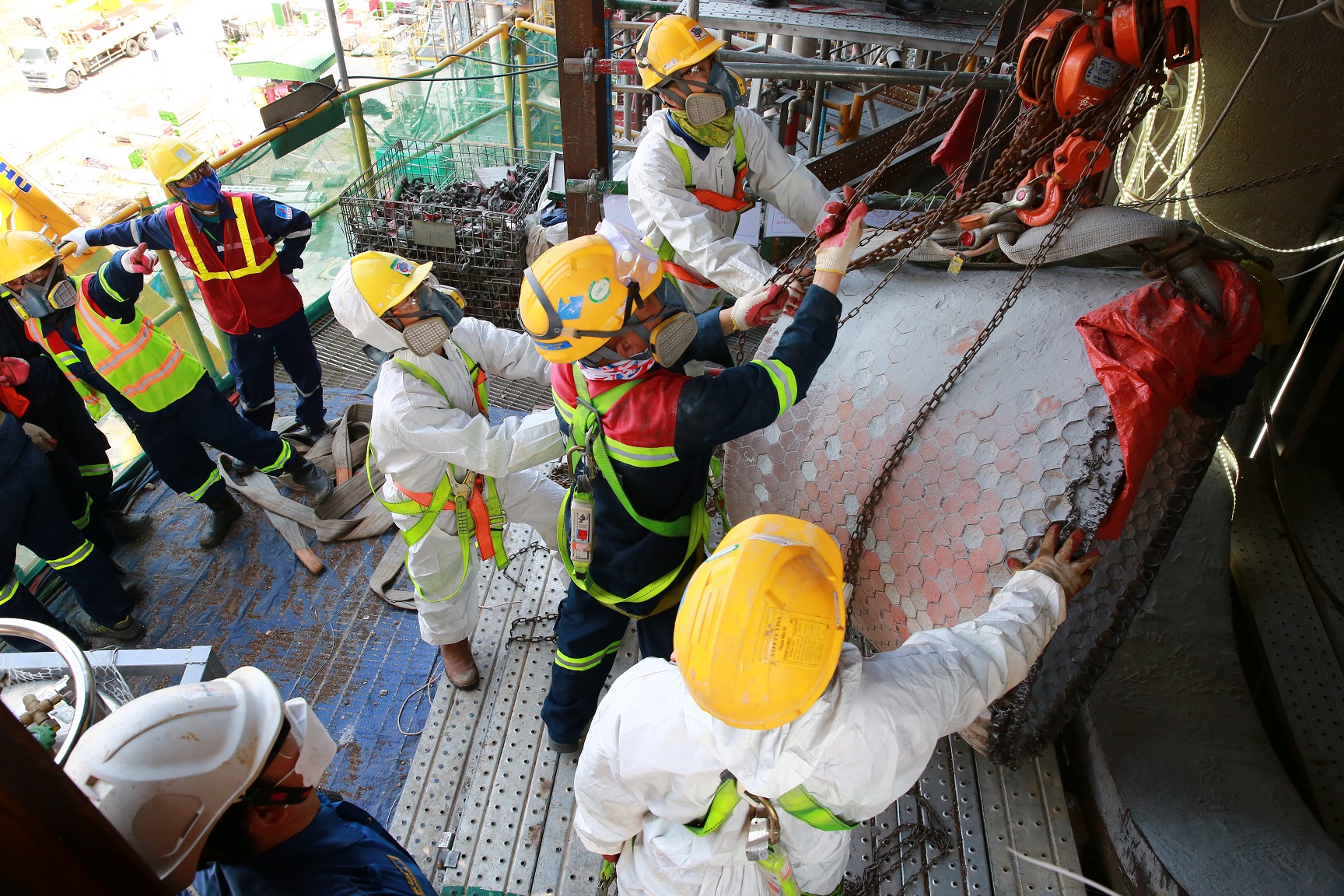 Ở Nhà máy lọc dầu Dung Quất có hàng nghìn công việc liên quan đến không gian hạn chế, làm việc ở trên cao