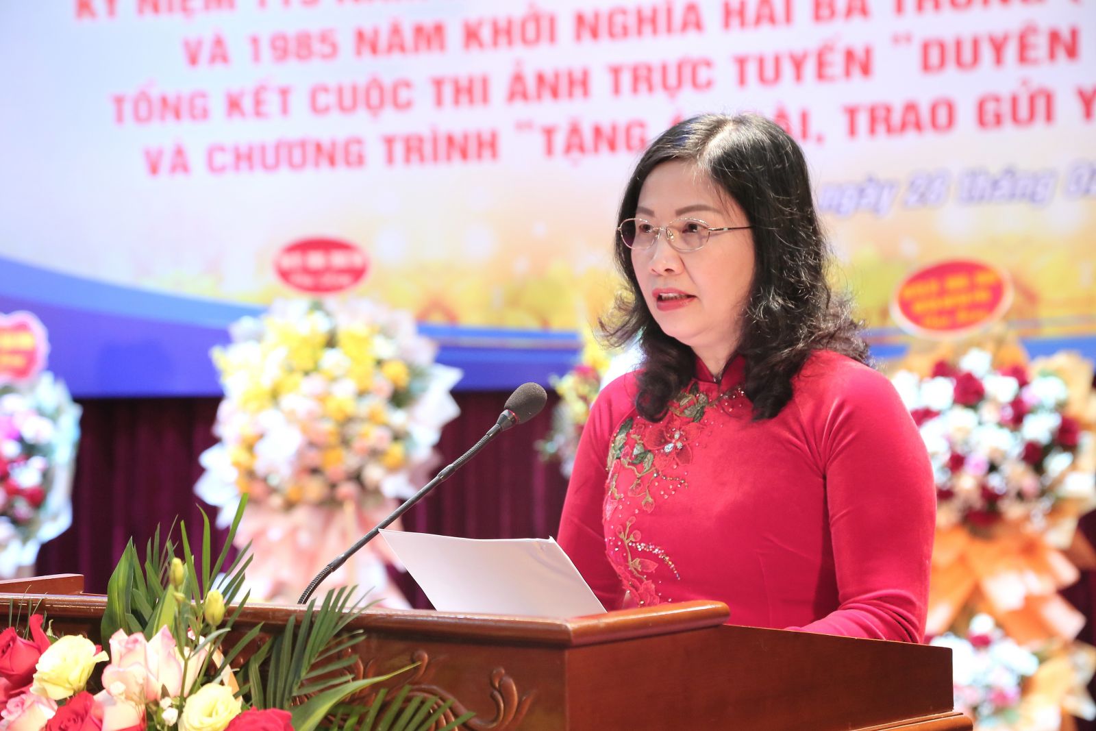 Đồng chí Nguyễn Thị Phượng, Tỉnh ủy viên, Chủ tịch Hội LHPN tỉnh trình bày diễn văn kỷ niệm tại hội nghị.