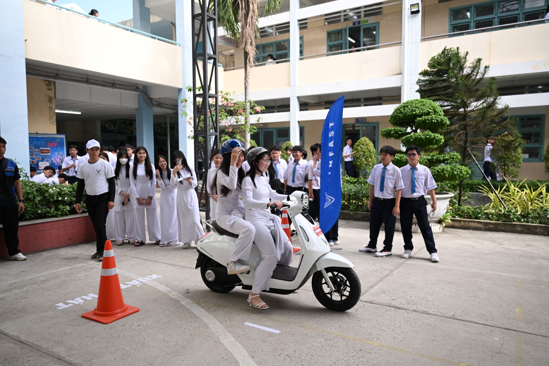 Các em học sinh trường THPT Trần Phú (TP.HCM) hào hứng trải nghiệm các mẫu xe máy điện VinFast.