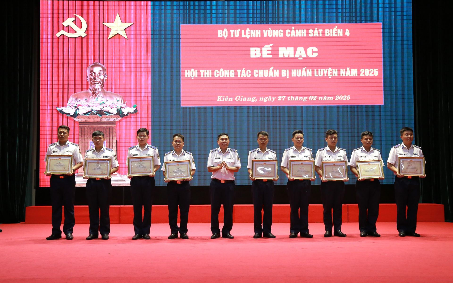 Đại tá Trần Nguyên Lai, Phó Tư lệnh - Tham mưu trưởng BTL Vùng, Trưởng Ban tổ chức Hội thi trao thưởng cho các tập thể, cá nhân đạt giải trong Hội thi