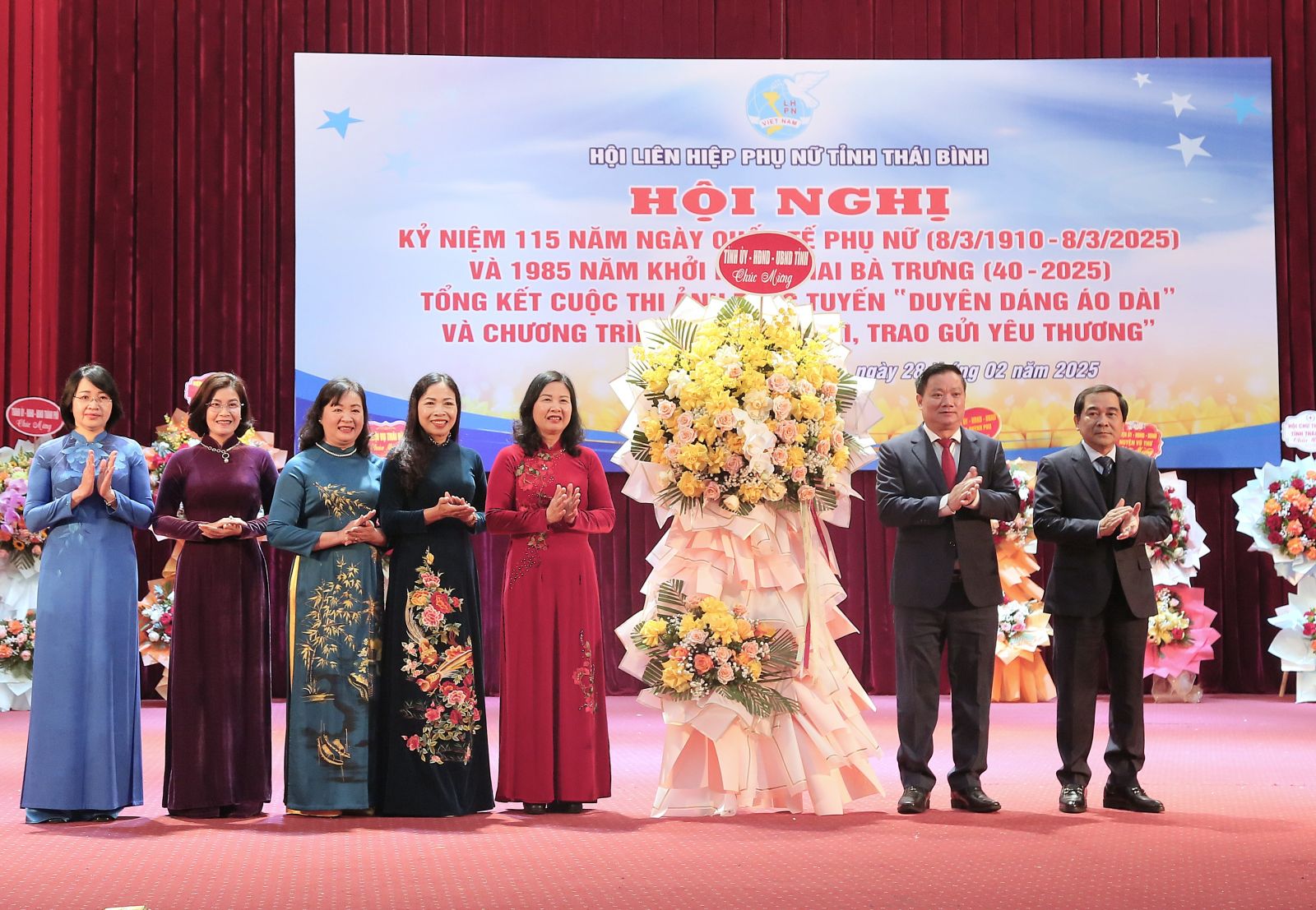Các đồng chí Thường trực Tỉnh ủy tặng hoa chúc mừng cán bộ, hội viên phụ nữ tỉnh. Các đồng chí Thường trực Tỉnh ủy tặng hoa chúc mừng cán bộ, hội viên phụ nữ tỉnh.