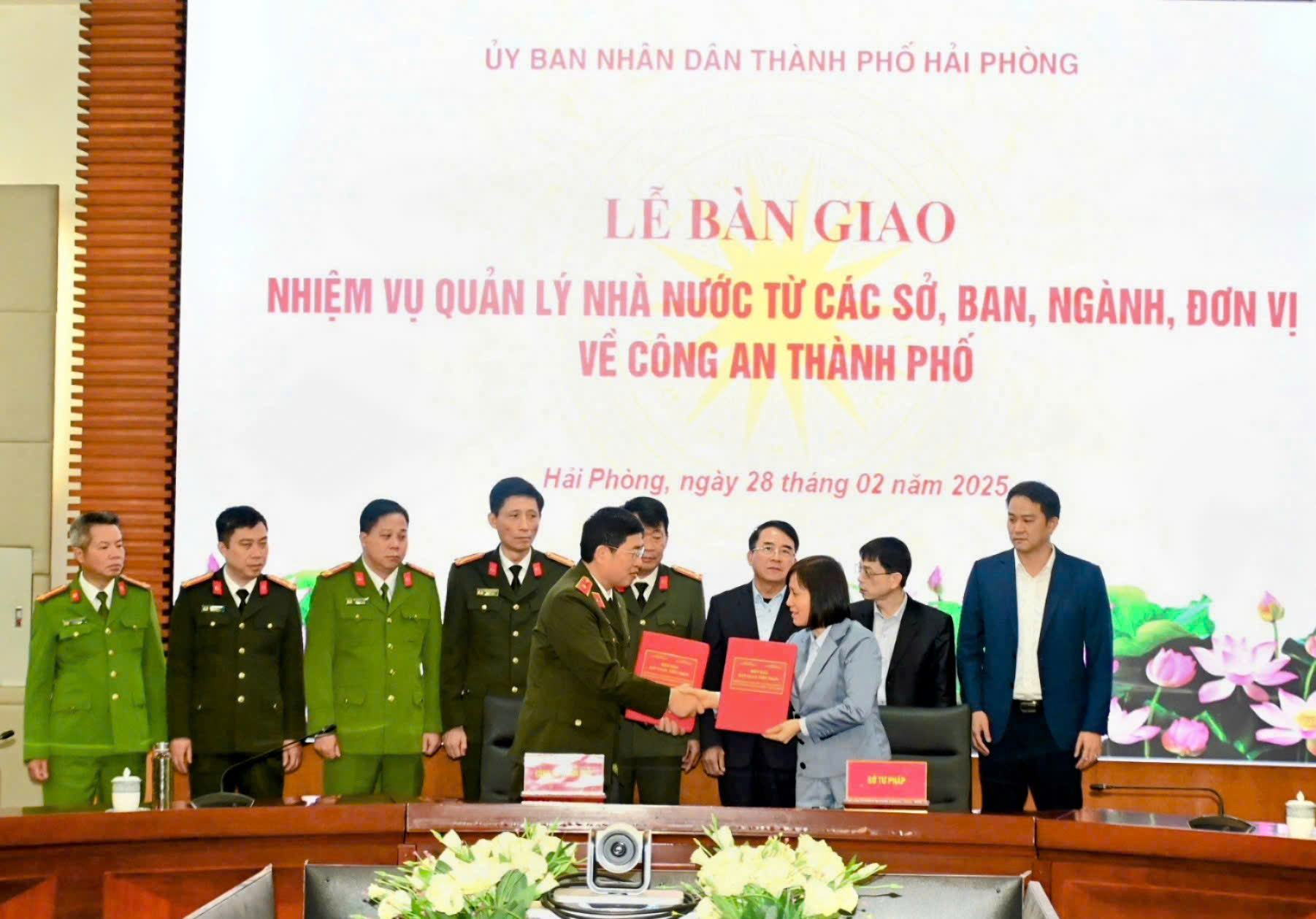 B&agrave;n giao nhiệm vụ quản l&yacute; nh&agrave; nước về l&yacute; lịch tư ph&aacute;p v&agrave; thực hiện dịch vụ c&ocirc;ng cấp Phiếu l&yacute; lịch tư ph&aacute;p.