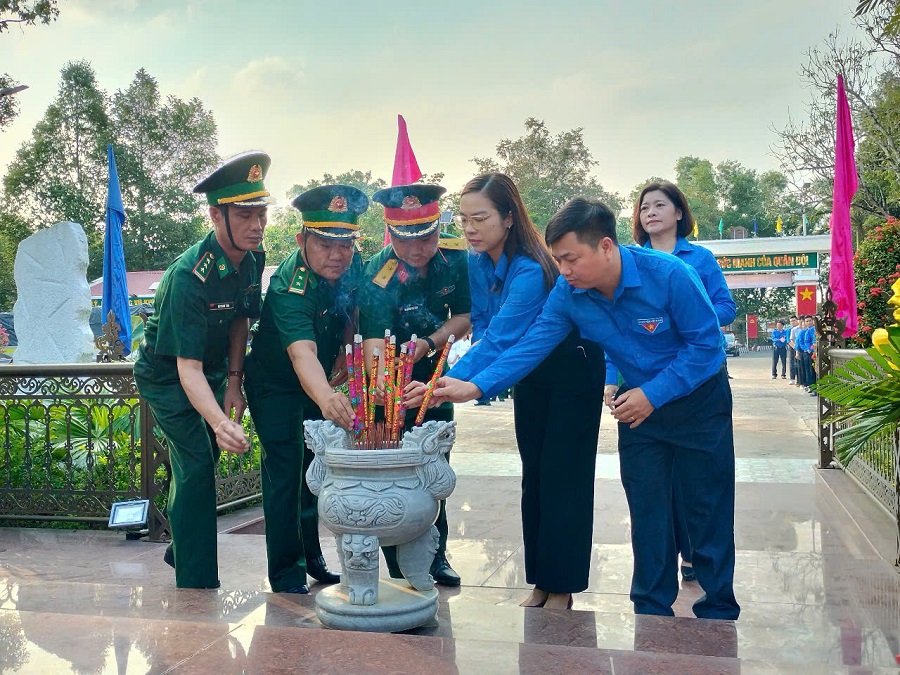 Cán bộ, chiến sĩ, đoàn viên thanh niên thắp hương bày tỏ lòng thành kính, biết ơn vô hạn đối với công lao to lớn của Chủ tịch Hồ Chí Minh