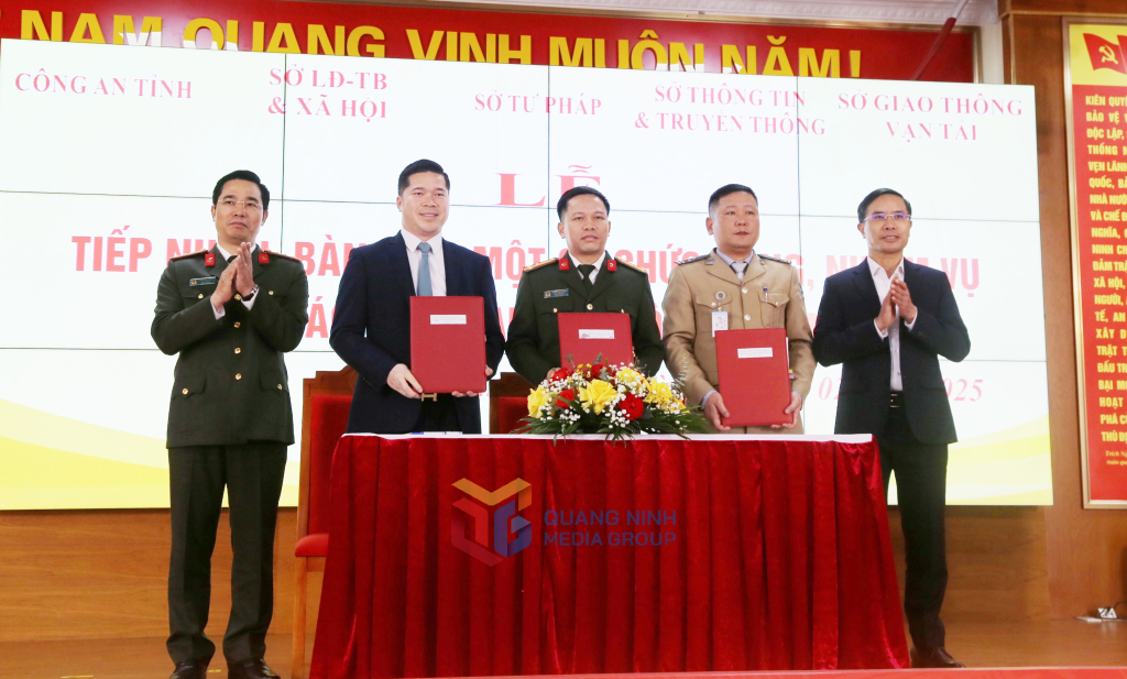 Đại diện lãnh đạo Công an tỉnh ký biên bản tiếp nhận nhiệm vụ quản lý nhà nước về thực hiện bảo đảm an ninh hàng không từ Cảng vụ Hàng không miền Bắc và Cảng Hàng không quốc tế Vân Đồn. Đại diện lãnh đạo Công an tỉnh ký biên bản tiếp nhận nhiệm vụ quản lý nhà nước về thực hiện bảo đảm an ninh hàng không từ Cảng vụ Hàng không miền Bắc và Cảng Hàng không quốc tế Vân Đồn.