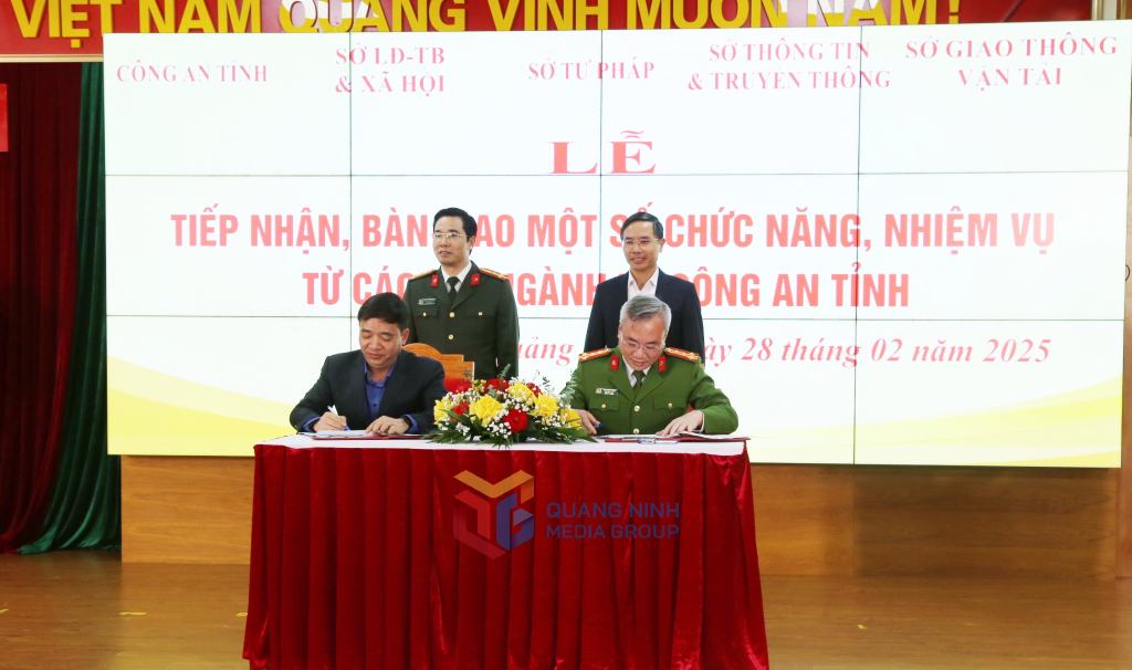 Đại diện lãnh đạo Công an tỉnh ký biên bản tiếp nhận nhiệm vụ quản lý nhà nước về sát hạch, cấp Giấy phép lái xe cơ giới đường bộ từ Sở Giao thông Vận tải. Đại diện lãnh đạo Công an tỉnh ký biên bản tiếp nhận nhiệm vụ quản lý nhà nước về sát hạch, cấp Giấy phép lái xe cơ giới đường bộ từ Sở Giao thông Vận tải.