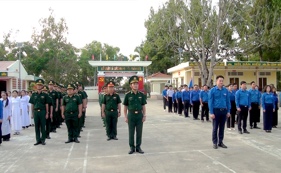 Đông đảo cán bộ, chiến sĩ, đoàn viên thanh niên trên địa bàn tham dự Lễ chào cờ