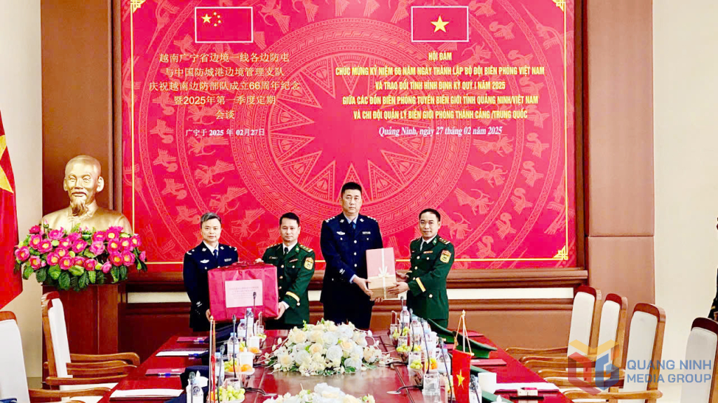 Hai đoàn tặng quà lưu niệm tại buổi hội đàm.