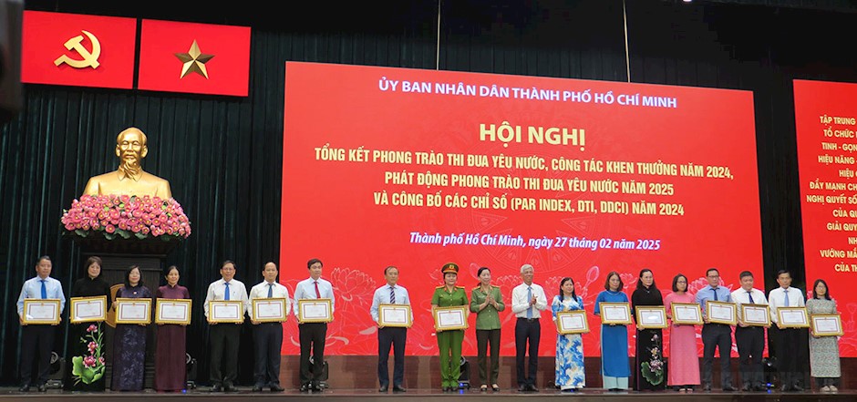 Ông Võ Văn Hoan, Phó Chủ tịch UBND TP. Hồ Chí Minh trao khen thưởng đến các đơn vị đạt kết quả cao về Chỉ số chuyển đổi số (DTI) 2024