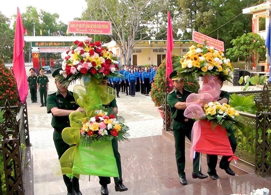 Đại biểu dâng hoa lên Tượng đài “Bác Hồ với chiến sĩ Biên phòng”