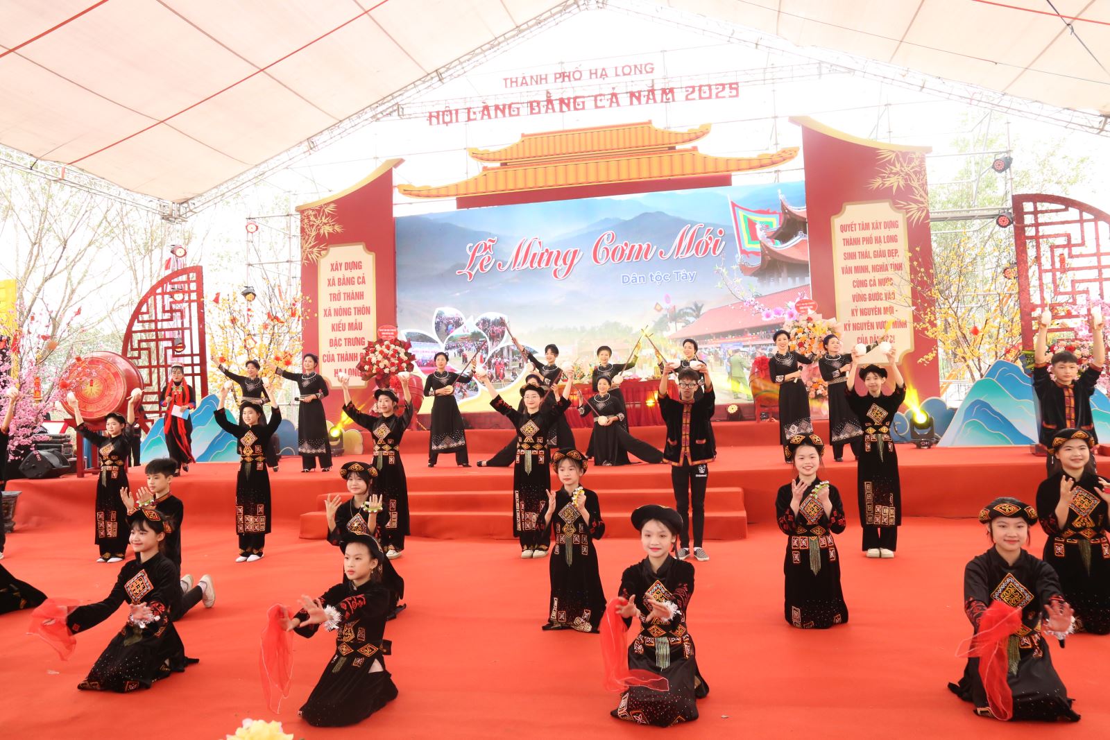 Tiết mục tái hiện Lễ mừng cơm mới của người Tày xã Dân Chủ.