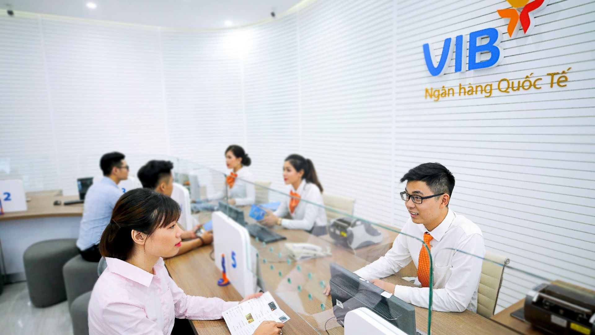 Ng&acirc;n h&agrave;ng VIB vừa điều chỉnh giảm l&atilde;i suất huy động. Đ&acirc;y l&agrave; lần đầu ti&ecirc;n VIB điều chỉnh l&atilde;i suất sau 3 th&aacute;ng giữ nguy&ecirc;n. (Ảnh minh họa)