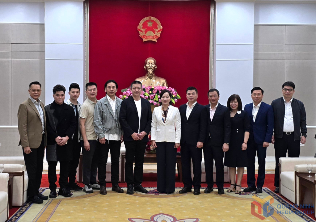 Phó Chủ tịch UBND tỉnh Quảng Ninh Nguyễn Thị Hạnh chụp ảnh lưu niệm cùng Đoàn Công tác Tập đoàn Công nghiệp văn hóa Quảng Tây (Trung Quốc).