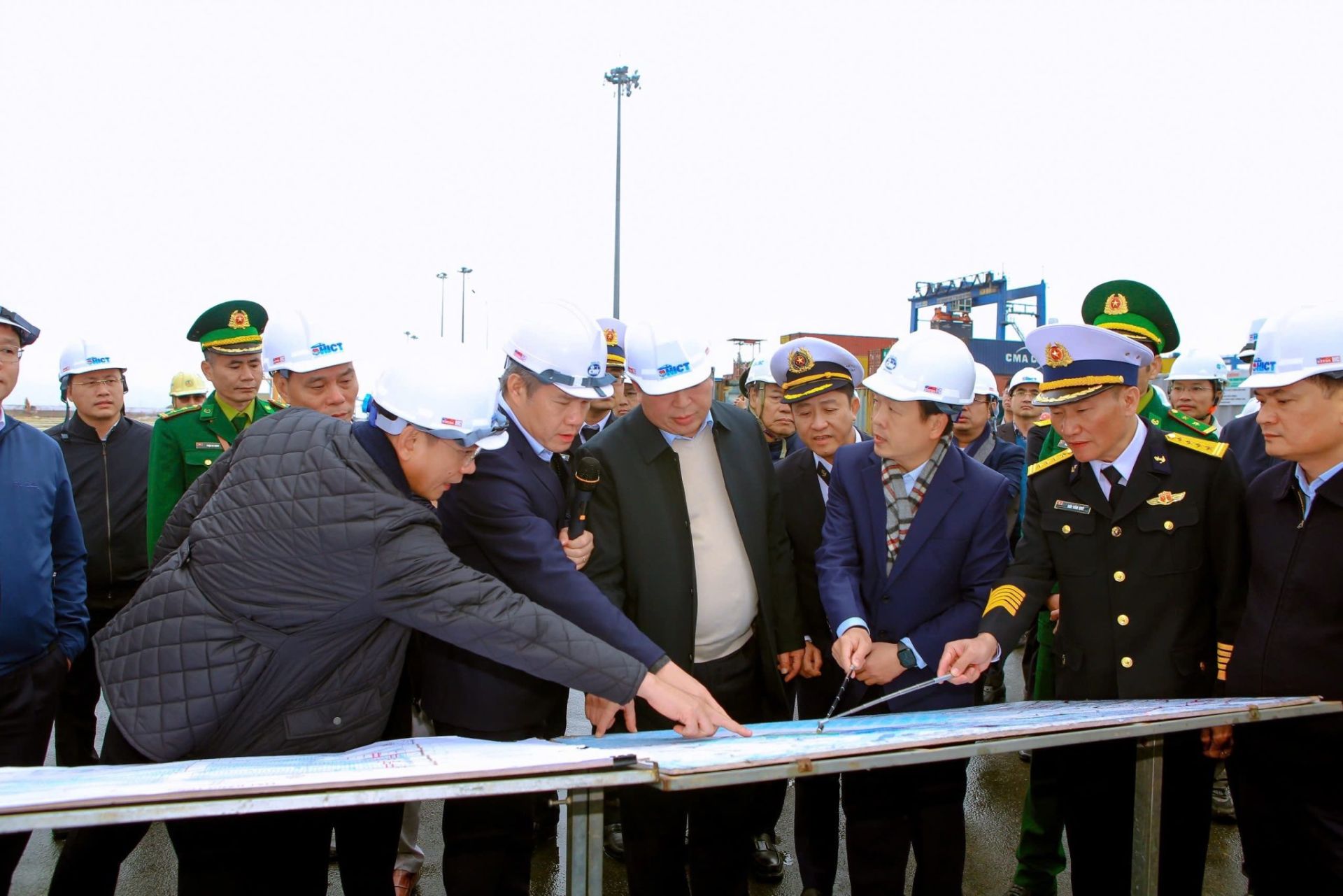 Chủ tịch cảng Hải Phòng và Tổng Giám đốc Nguyễn Cảnh Tĩnh trực tiếp thuyết minh về dự án với Bộ trưởng Trần Hồng Minh