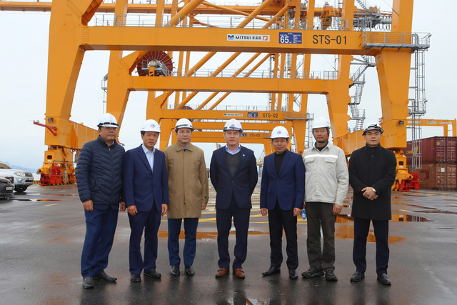 Ban Lãnh đạo VIMC và Cảng Hải Phòng tại bến 3,4 Lạch Huyện