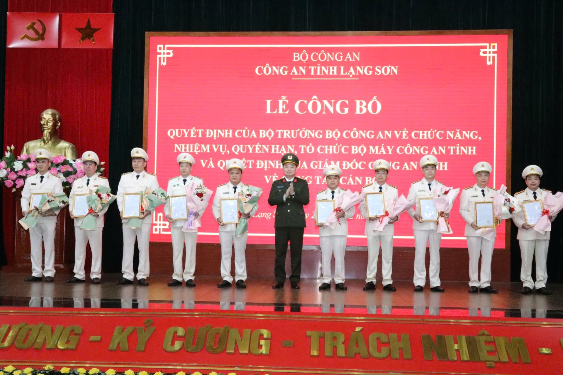 Đại tá Nguyễn Tiến Trung, Giám đốc Công an tỉnh Lạng Sơn tặng hoa, trao Quyết định của Giám đốc Công an tỉnh Lạng Sơn điều động các Trưởng, Phó trưởng Công an các huyện, thành phố đến nhận công tác tại các phòng nghiệp vụ Công an tỉnh Lạng Sơn Đại tá Nguyễn Tiến Trung, Giám đốc Công an tỉnh Lạng Sơn tặng hoa, trao Quyết định của Giám đốc Công an tỉnh Lạng Sơn điều động các Trưởng, Phó trưởng Công an các huyện, thành phố đến nhận công tác tại các phòng nghiệp vụ Công an tỉnh Lạng Sơn