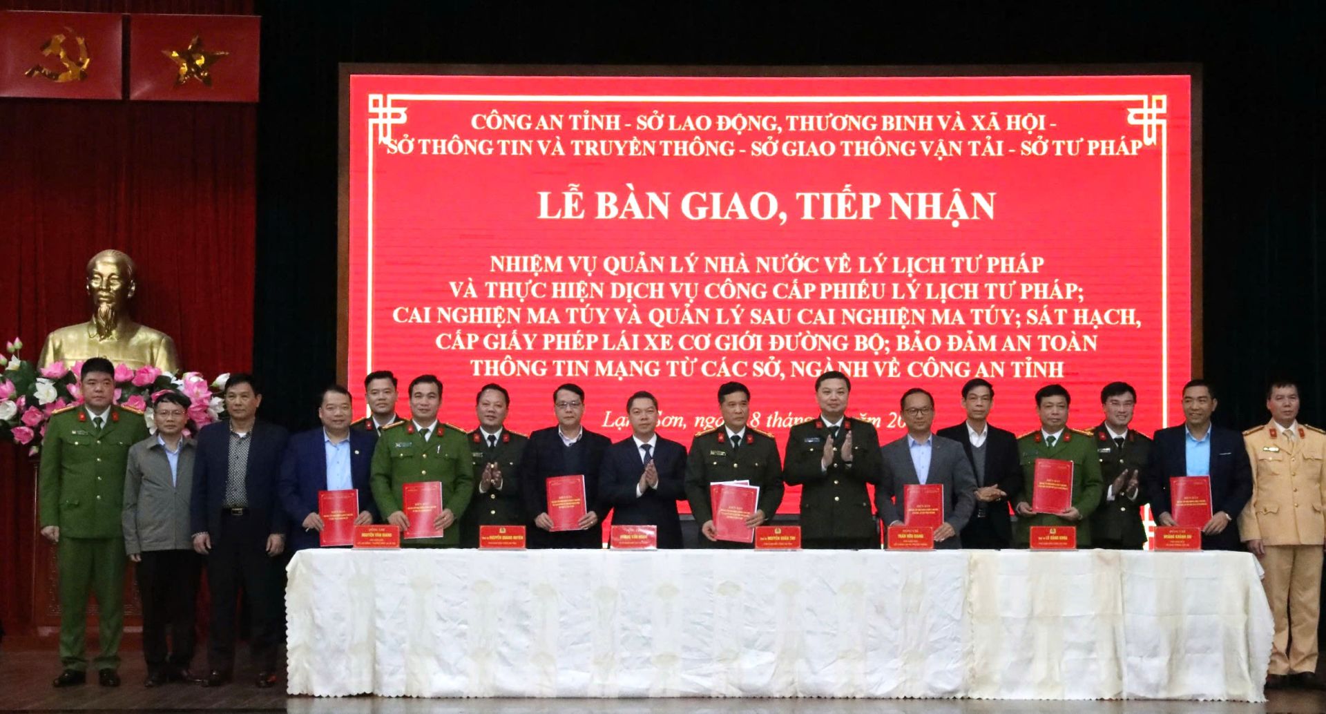 Phó Chủ tịch UBND tỉnh Lạng Sơn Đoàn Thanh Sơn(đứng giữa) tham dự lễ bàn giao, tiếp nhận các nhiệm vụ từ một số sở, ngành về Công an tỉnh Lạng Sơn Phó Chủ tịch UBND tỉnh Lạng Sơn Đoàn Thanh Sơn(đứng giữa) tham dự lễ bàn giao, tiếp nhận các nhiệm vụ từ một số sở, ngành về Công an tỉnh Lạng Sơn