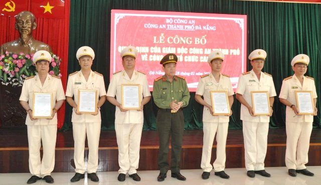 Lãnh đạo Công an TP. Đà Nẵng trao quyết định điều động cho Trưởng Công an các quận/huyện.