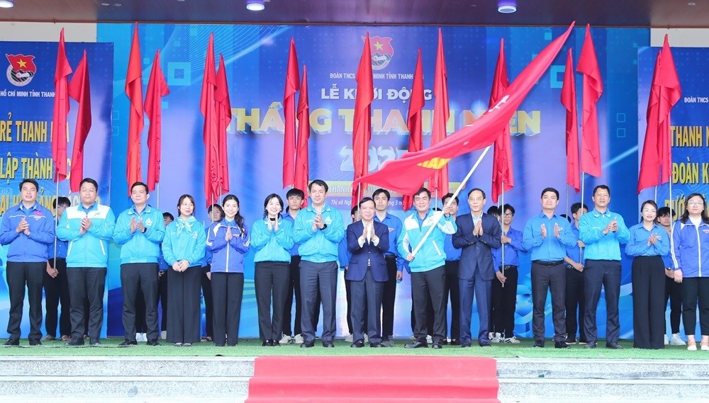 Lại Thế Nguyên, Phó Bí thư Thường trực Tỉnh ủy, Chủ tịch HĐND tỉnh, Trưởng Đoàn ĐBQH tỉnh cùng các đại biểu thực hiện nghi thức khởi động Tháng Thanh niên năm 2025.