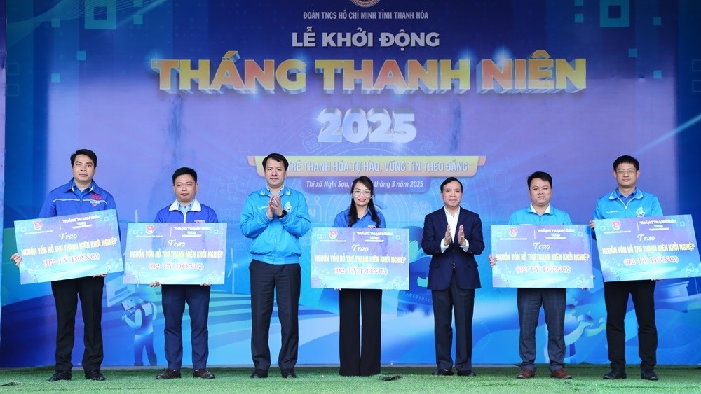 Các đồng chí: Lại Thế Nguyên, Phó Bí thư Thường trực Tỉnh ủy, Chủ tịch HĐND tỉnh, Trưởng Đoàn ĐBQH tỉnh; Ngô Văn Cương, Bí thư Trung ương Đoàn, Chủ nhiệm Uỷ ban Kiểm tra Trung ương Đoàn trao biển hỗ trợ nguồn vốn vay cho thanh niên khởi nghiệp.