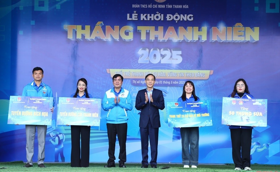 Các đồng chí: Đầu Thanh Tùng, Tỉnh uỷ viên, Phó Chủ tịch UBND tỉnh; Lê Văn Châu, Tỉnh ủy viên, Bí thư Tỉnh đoàn trao biển hỗ trợ xây dựng tuyến đường tranh bích họa an toàn giao thông, an toàn thực phẩm; trao tặng ngôi nhà thu gom rác thải...