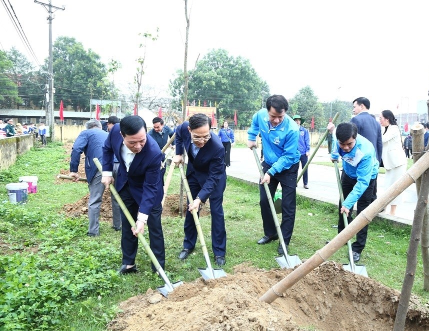 Lại Thế Nguyên, Phó Bí thư Thường trực Tỉnh ủy, Chủ tịch HĐND tỉnh, Trưởng Đoàn ĐBQH tỉnh cùng các đại biểu tham gia trồng cây xanh tại khuôn viên sân vận động phường Hải Ninh.