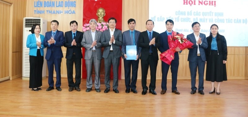 Chủ tịch LĐLĐ tỉnh Võ Mạnh Sơn trao quyết định, tặng hoa chúc mừng Ban Chấp hành Công đoàn các cơ quan Đảng tỉnh. Chủ tịch LĐLĐ tỉnh Võ Mạnh Sơn trao quyết định, tặng hoa chúc mừng Ban Chấp hành Công đoàn các cơ quan Đảng tỉnh.