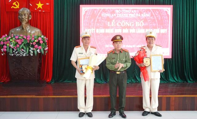 Đại tá Trần Đình Liên - Phó Giám đốc trao Quyết định nghỉ công tác hưởng chế độ hưu trí đối với Đại tá Đặng Văn Khuôn, Trưởng Công an quận Cẩm Lệ và Thượng tá Nguyễn Chính, Phó Trưởng phòng Tham mưu Công an thành phố.