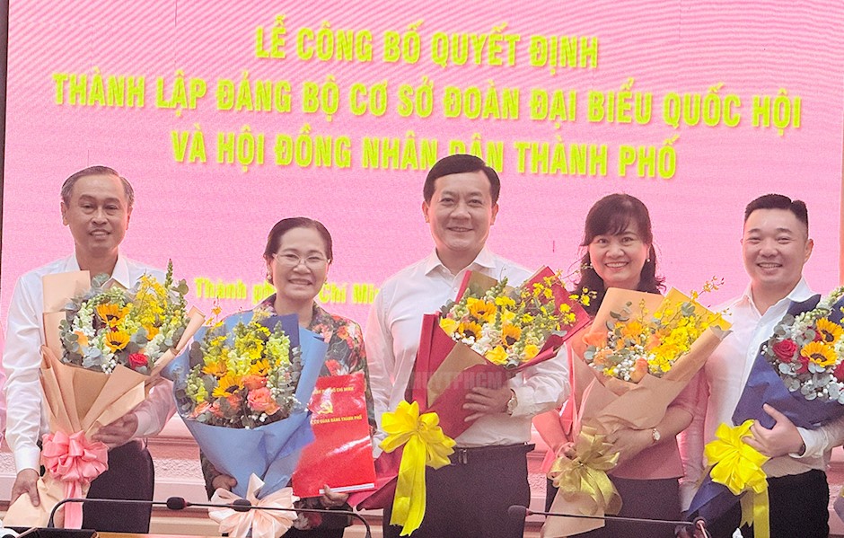 Bà Nguyễn Thị Lệ và các ủy viên Ban chấp hành tại buổi lễ