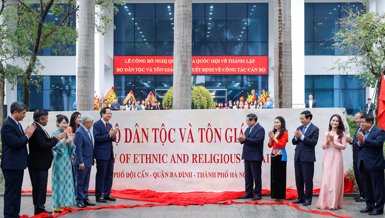 Thủ tướng Phạm Minh Chính và các đại biểu thực hiện nghi thức ra mắt Bộ Dân tộc và Tôn giáo - Ảnh: VGP/Nhật Bắc Thủ tướng Phạm Minh Chính và các đại biểu thực hiện nghi thức ra mắt Bộ Dân tộc và Tôn giáo - Ảnh: VGP/Nhật Bắc