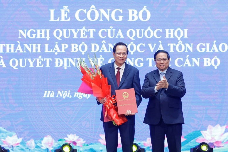 Thủ tướng trao Quyết định bổ nhiệm Bộ trưởng Bộ Dân tộc và Tôn giáo đối với đồng chí Đào Ngọc Dung - Ảnh: VGP/Nhật Bắc Thủ tướng trao Quyết định bổ nhiệm Bộ trưởng Bộ Dân tộc và Tôn giáo đối với đồng chí Đào Ngọc Dung - Ảnh: VGP/Nhật Bắc