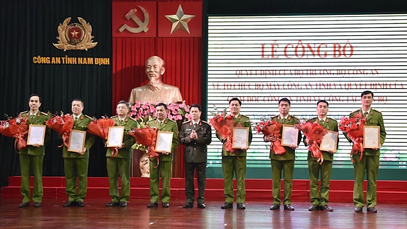 Đồng chí Đại tá Nguyễn Hữu Mạnh, Uỷ viên Ban TVTU, Giám đốc Công an tỉnh trao các Quyết định của Công an tỉnh về điều động, phân công cán bộ trực thuộc.