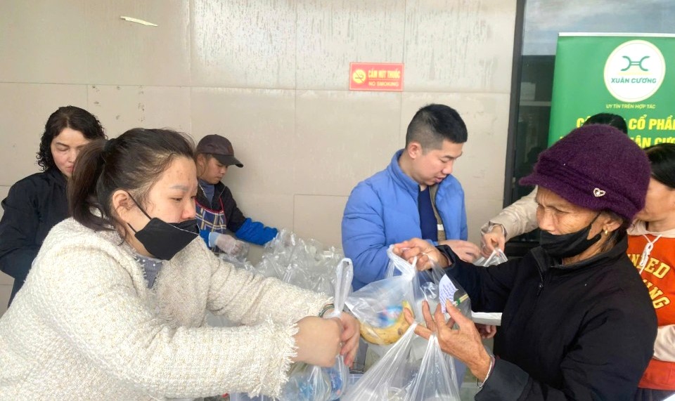 Công ty CP Hữu nghị Xuân Cương, Lạng Sơn tặng 100 suất cơm cho bệnh nhân khó khăn