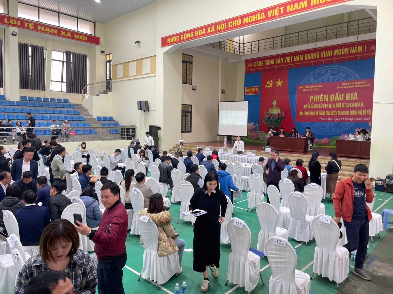 Khung cảnh phiên đấu giá đất tại huyện Thanh Oai, TP Hà Nội (Ảnh: Nguyễn Vân). Khung cảnh phiên đấu giá đất tại huyện Thanh Oai, TP Hà Nội (Ảnh: Nguyễn Vân).