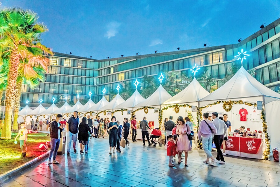 Du khách tham dự một chương trình tại khách sạn JW Marriott Hanoi. Ảnh: Quỳnh Nga