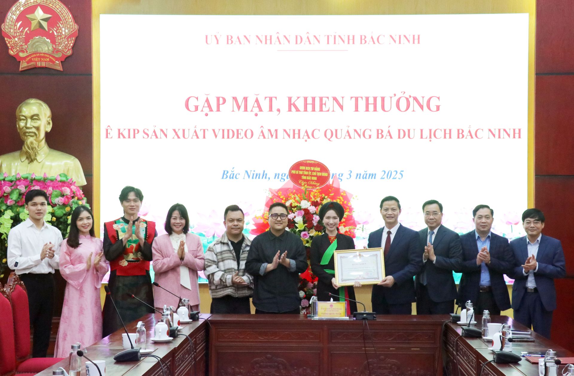 Chủ tịch UBND tỉnh Vương Quốc Tuấn (thứ 4 từ phải qua) trao Bằng khen cho tập thể ê kíp sản xuất video âm nhạc “Bắc Bling”.