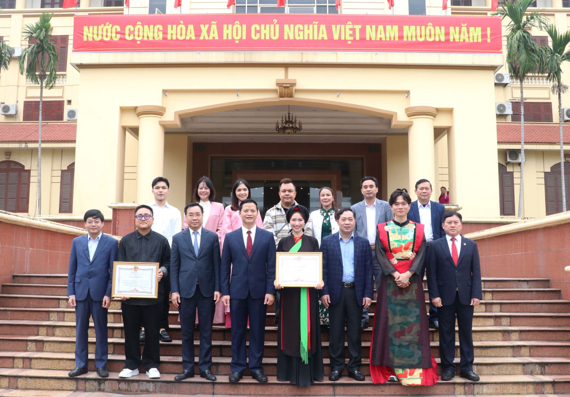 Chủ tịch UBND tỉnh Vương Quốc Tuấn (thứ 4 từ trái qua) chụp ảnh lưu niệm với ê kíp sản xuất video âm nhạc “Bắc Bling”