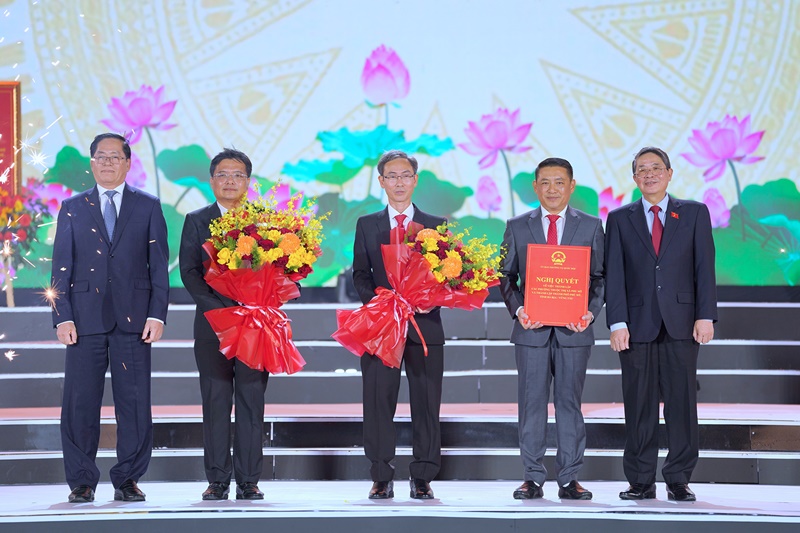 Ông Nguyễn Đức Hải, Ủy viên Trung ương Đảng, Phó Chủ tịch Quốc hội (bìa phải) và ông Phạm Viết Thanh, Ủy viên Trung ương Đảng, Bí thư Tỉnh ủy, Chủ tịch HĐND tỉnh trao Nghị quyết 1365 của Ủy ban Thường vụ Quốc hội và tặng hoa chúc mừng lãnh đạo Phú Mỹ. Ông Nguyễn Đức Hải, Ủy viên Trung ương Đảng, Phó Chủ tịch Quốc hội (bìa phải) và ông Phạm Viết Thanh, Ủy viên Trung ương Đảng, Bí thư Tỉnh ủy, Chủ tịch HĐND tỉnh trao Nghị quyết 1365 của Ủy ban Thường vụ Quốc hội và tặng hoa chúc mừng lãnh đạo Phú Mỹ.