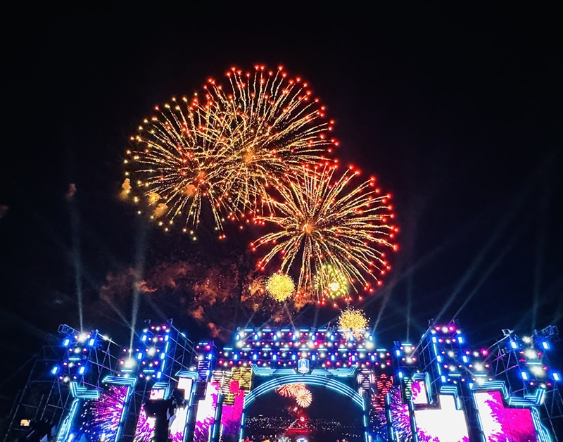 120 giàn pháo tầm thấp và 500 quả pháo tầm cao được bắn trong 15 phút đánh dấu thời khắc sang trang của Phú Mỹ 120 giàn pháo tầm thấp và 500 quả pháo tầm cao được bắn trong 15 phút đánh dấu thời khắc sang trang của Phú Mỹ