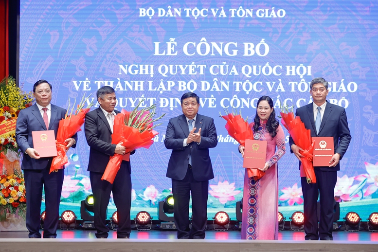 Phó Thủ tướng Nguyễn Chí Dũng trao Quyết định bổ nhiệm cho các Thứ trưởng Bộ Dân tộc và Tôn giáo - Ảnh: VGP/Nhật Bắc